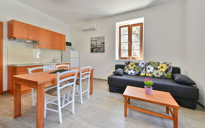 Accommodation:&nbsp;Val 103.2
