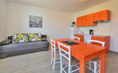 Accommodation:&nbsp;Val 103.3