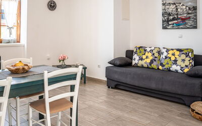 Accommodation:&nbsp;Val 103.4