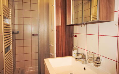 Accommodation:&nbsp;Sidney 120.3