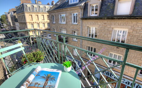 L'Anse: Window, Daytime, Property, Building, Azure, Sky, Urban Design, Neighbourhood, Leisure, Public Space