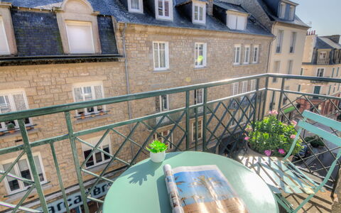 L'Anse: Building, Window, Tableware, Sky, Plant, Food, Urban Design, Table, House, Leisure