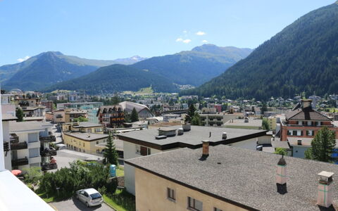 Apartmen Nölly: Mountainous Landforms, Mountain, Town, Sky, Hill Station, Human Settlement, Mountain Range, Roof, Wilderness, Mountain Village