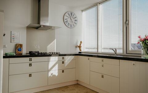 De Zeeparel: Wood, Kitchen, Cabinetry, Interior Design, Countertop, Flooring, Home, Ceiling, Cupboard, Kitchen Appliance