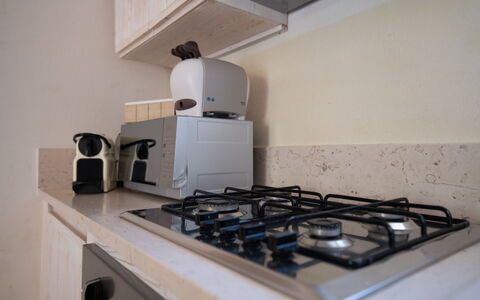 Il Casalino - Corte dei Messapi: Gas Stove, Cabinetry, Kitchen Appliance, Cooktop, Kitchen Stove, Kitchen, Home Appliance, Countertop, Stove, Audio Equipment