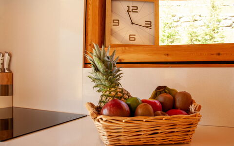 Papillon: Food, Plant, Wood, Ingredient, Clock, Natural Foods, Fruit, Building