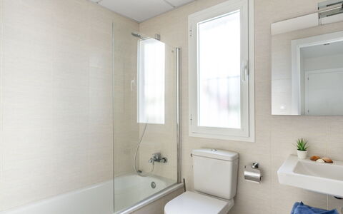 Los Naranjos Singles: Bathroom, Property, Room, Interior Design, Bathtub, Architecture, Plumbing Fixture, Building, House, Ceiling