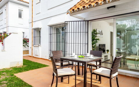 Los Naranjos Singles: Property, Building, Room, Interior Design, Furniture, House, Real Estate, Table, Patio, Home