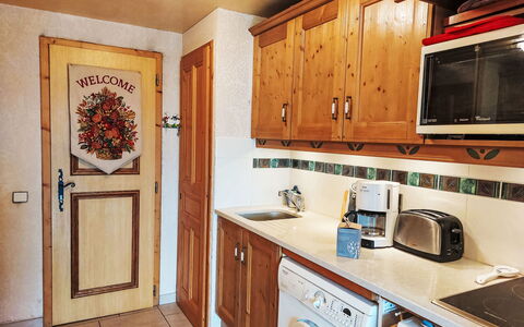 Saint Gervais 460: Cabinetry, Property, Countertop, Kitchen Sink, Wood, Kitchen Appliance, Laundry Room, Interior Design, Home Appliance, Kitchen