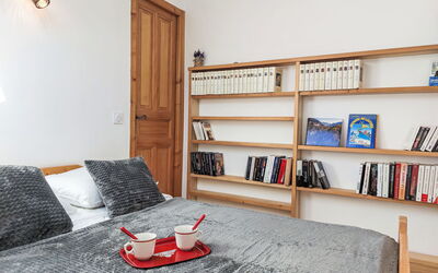 La Coupe de Cristal 460.5: Furniture, Property, Bookcase, Shelf, Wood, Comfort, Interior Design, Flooring, Living Room, Floor