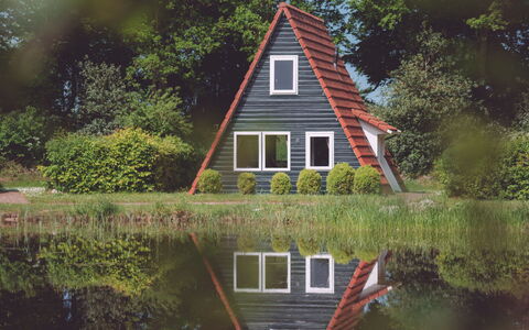 Eigen Wijze: Water, Plant, Window, Building, Natural Landscape, Wood, Cottage, Grass, Tree, Lake