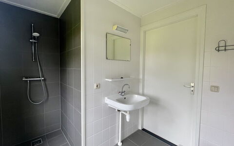 Comfortabel 6: Mirror, Tap, Plumbing Fixture, Sink, Bathroom Sink, Building, Bathroom, Rectangle, House