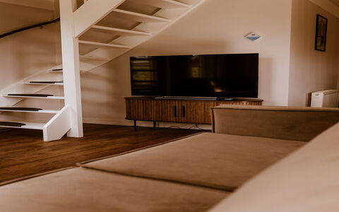 Comfortabel 8: Property, Wood, Interior Design, Floor, Flooring, Cabinetry, Wood Stain, Hardwood, Ceiling, Hall