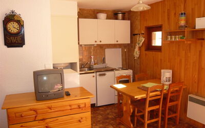 Les Résidences de Valloire 111.6: Room, Property, Furniture, Building, Interior Design, House, Floor, Hardwood, Kitchen, Wood