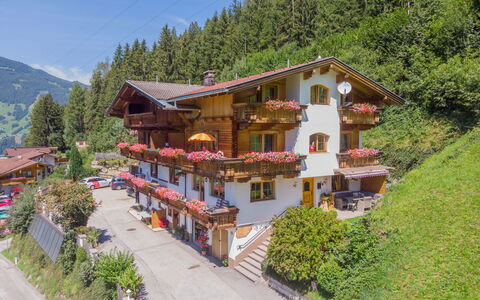 Alpin: Property, House, Mountain Village, Home, Natural Landscape, Building, Real Estate, Hill Station, Estate, Mountain Range