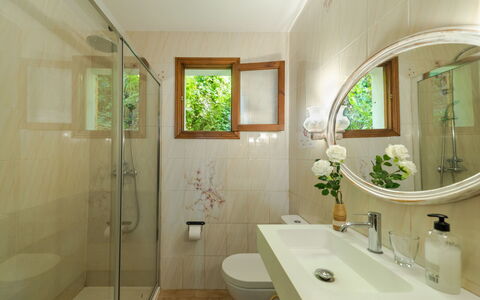 Cala Tuent: Bathroom, Property, Room, Interior Design, Green, Ceiling, Building, House, Bathtub, Real Estate