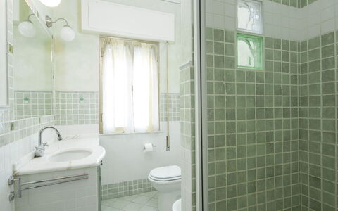 Il Litorale: Bathroom, Property, Room, Tile, Green, Interior Design, Real Estate, Architecture, Building, Bathroom Accessory