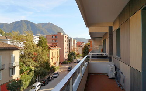 Shina App. 8: Sky, Building, Window, Plant, Car, Cloud, Urban Design, Condominium, Vehicle