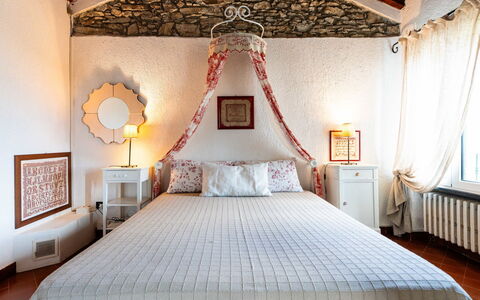 Mes Mas: Furniture, Bed, Interior Design, Bedding, Bedroom, Bed Sheet, Wall, Linens, Wood, Ceiling