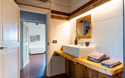 Mes Mas: Wall, Plumbing Fixture, Flooring, Wood, Interior Design, Bathroom Sink, Floor, Tap, Ceiling, Bathroom