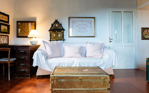 Mes Mas: Furniture, Interior Design, Wall, Flooring, Floor, Couch, Room, Lighting, Picture Frame, Living Room