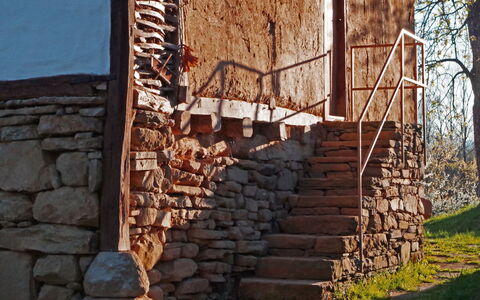 Karashka: Wall, Stone Wall, Brickwork, Property, Brick, House, Building, Iron, Architecture, Tree