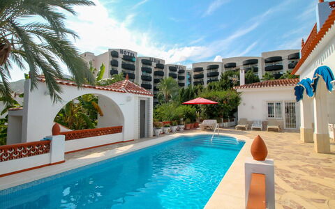 Alan: Water, Sky, Cloud, Plant, Property, Daytime, Building, Swimming Pool, Azure, Nature