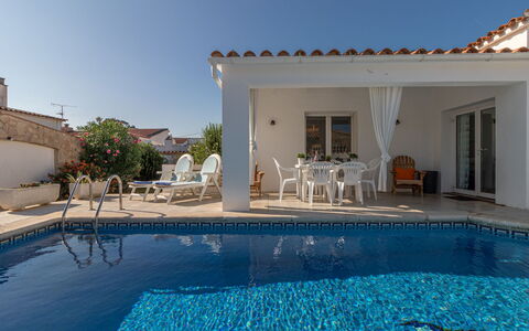 Montgri: Property, Swimming Pool, Building, House, Real Estate, Home, Estate, Villa, Azure, Residential Area