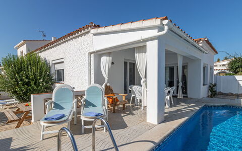 Montgri: Property, House, Building, Home, Real Estate, Villa, Vacation, Residential Area, Estate, Cottage
