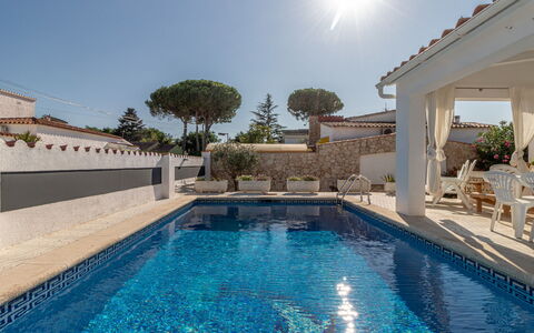 Montgri: Swimming Pool, Property, Water, Building, House, Real Estate, Home, Vacation, Resort, Estate