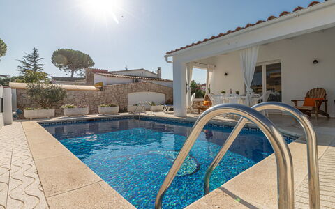 Montgri: Swimming Pool, Property, Water, House, Real Estate, Home, Leisure, Building, Vacation, Residential Area
