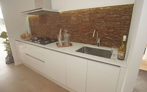 Ravenbosch+ 5P: Brown, Tap, Countertop, Sink, Cabinetry, Kitchen Sink, Plumbing Fixture, Kitchen, Plant, Wood