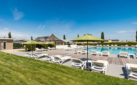 Green Resort Mooi Bemelen: Sky, Cloud, Shade, Urban Design, Landscape, Leisure, Outdoor Furniture, Swimming Pool