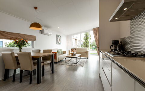 Green Resort Mooi Bemelen: Sky, Cloud, Food, Plant, Tableware, Table, Window, Mountain, Fruit, Wood