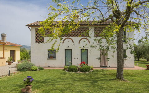 Vinci 730: Plant, Sky, Building, Property, Window, Cloud, House, Tree, Land Lot, Grass