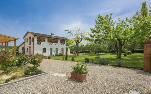 Vinci 730: Plant, Sky, Cloud, Building, Road Surface, Land Lot, House, Architecture, Window, Grass