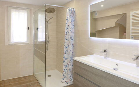Chopin: Mirror, Tap, Plumbing Fixture, Sink, Bathroom Sink, Building, Wood, Bathroom, Interior Design