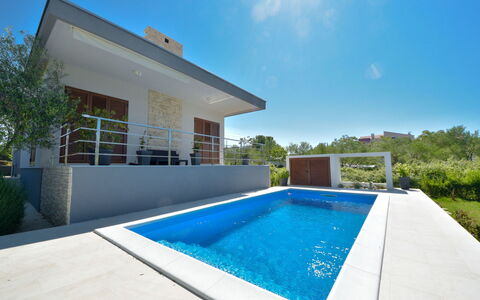 Arbo: Sky, Water, Plant, Property, Swimming Pool, Building, Azure, Nature, Shade, Architecture