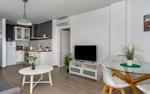 Duquesa de España: Table, Furniture, Property, Plant, Green, Couch, Wood, Interior Design, Houseplant, Floor