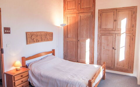 Mas Troumpill: Bedroom, Bed, Furniture, Room, Bed Sheet, Property, Bed Frame, Mattress, Interior Design, Bedding
