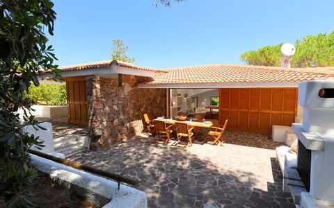 Audarya (Vgm610): Property, House, Home, Real Estate, Building, Backyard, Yard, Estate, Wall, Cottage