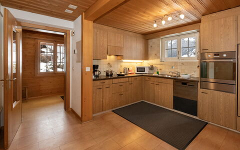 Chalet Reinhysi: Kitchen, Wood, Flooring, Countertop, Interior Design, Ceiling, Furniture, Cabinetry, Floor, Home