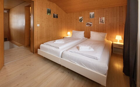 Chalet Reinhysi: Bedroom, Wood, Bed, Floor, Interior Design, Flooring, Bed Sheet, Ceiling, Furniture, Room
