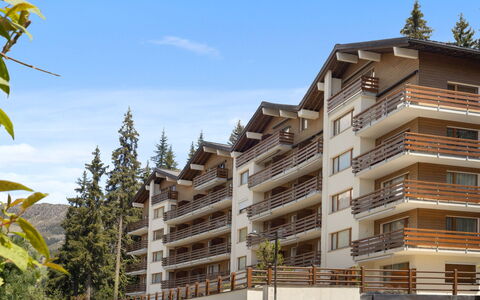 Bruyères A32: Apartment, Condominium, Balcony, Fence