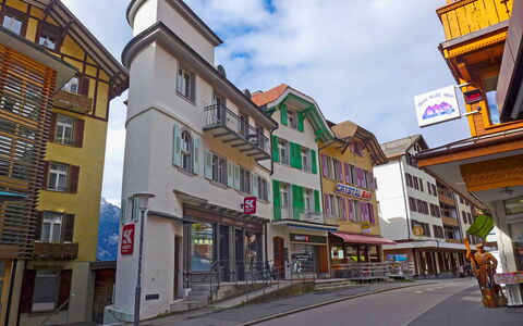 Wengen 66: Building, Cloud, Window, Sky, Wheel, Infrastructure, Road Surface, House, Urban Design