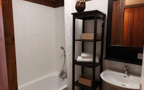 Saint Gervais 650: Brown, Sink, Property, Tap, Plumbing Fixture, Building, Bathroom Sink, Bathroom, Mirror, Interior Design