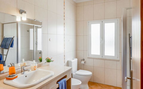 Villa Pescada: Mirror, Sink, Property, Tap, Plumbing Fixture, Bathroom Sink, Bathroom, Purple, Plant