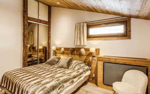 Tignes 392: Bedroom, Furniture, Bed, Room, Bed Sheet, Interior Design, Bed Frame, Property, Bedding, Ceiling