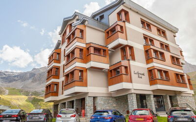 Tignes 392: Building, Residential Area, Property, Apartment, Neighbourhood, House, Architecture, Town, Real Estate, Vehicle