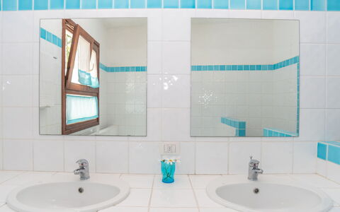 Sibilla: Mirror, Tap, Plumbing Fixture, Sink, Bathroom Sink, Property, Photograph, Green, Bathroom, Building